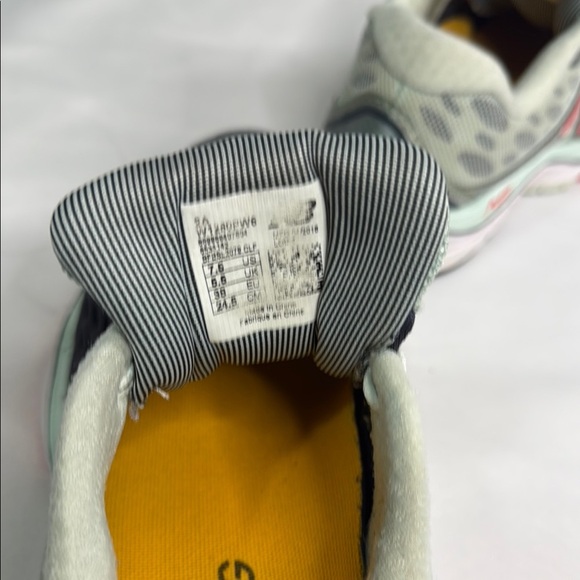 New Balance Black and Pink Athletic Shoes with Mesh Upper - Picture 9 of 9